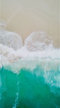 sea waves crashing on shore during daytime wallpaper