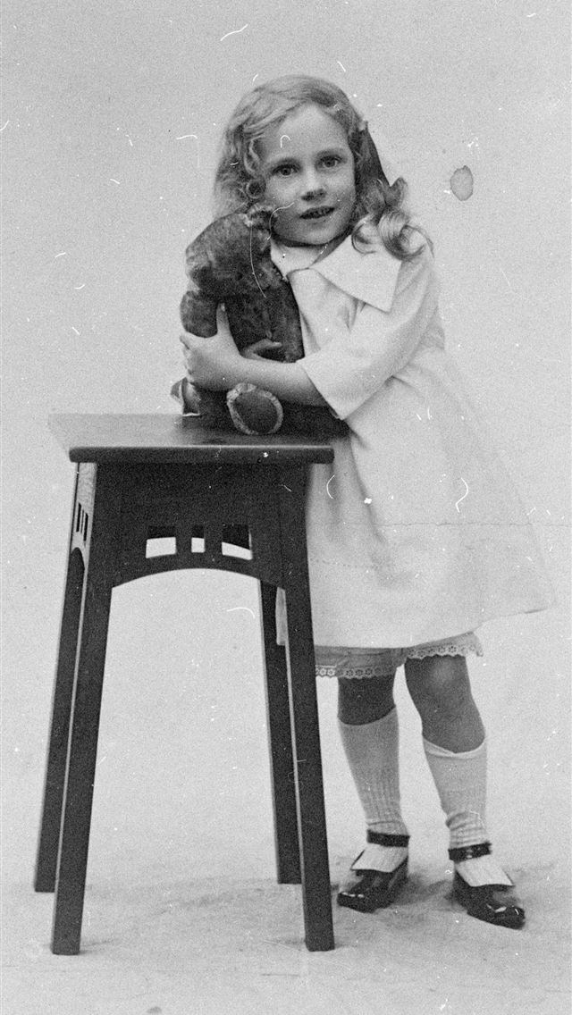 1290x2796 girl hugging bear photo - girl iPhone Wallpaper