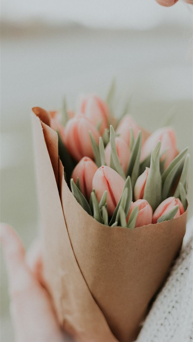 1290x2796 woman holding flower bouquet -  iphone 15 Wallpaper