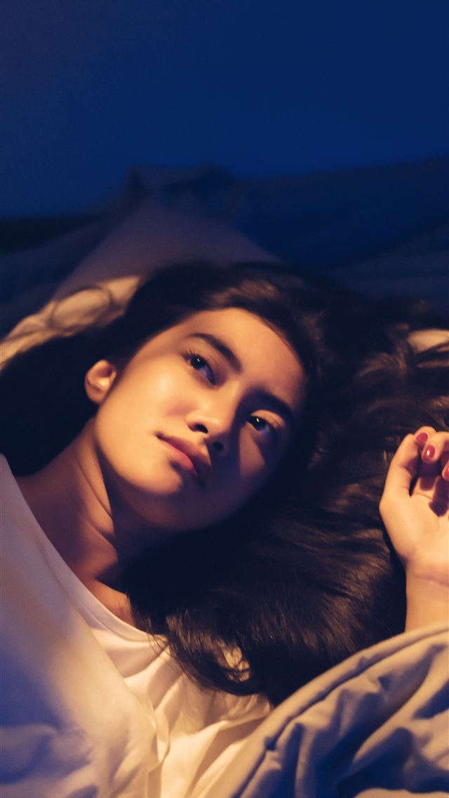 1290x2796 woman lying on bed while looking up - beauty iPhone Wallpaper