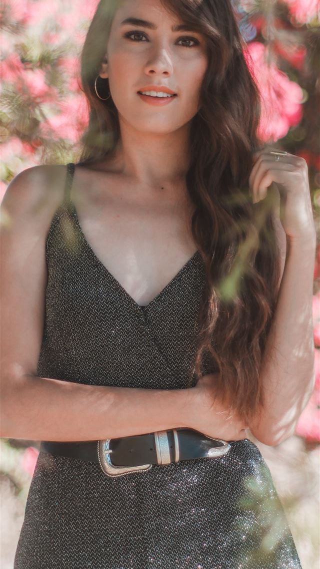 1290x2796 selective focus photography of woman - beautiful iPhone Wallpaper