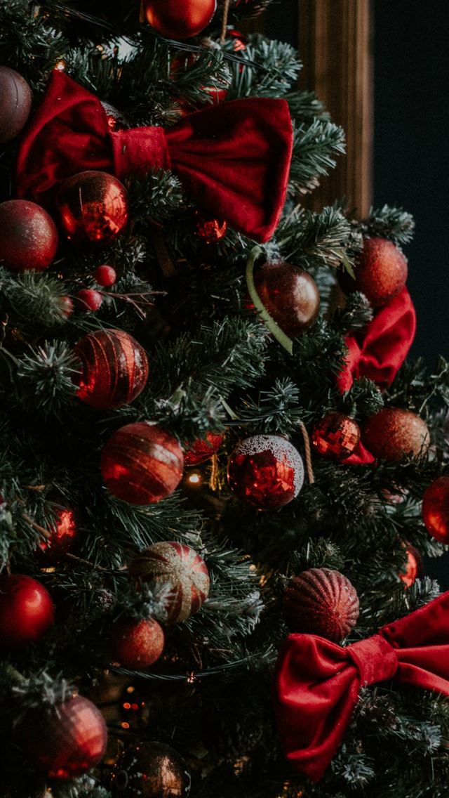 1290x2796 green and red christmas tree with baubles - tree iPhone Wallpaper