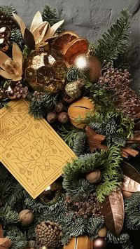 gray and brown wreath wallpaper