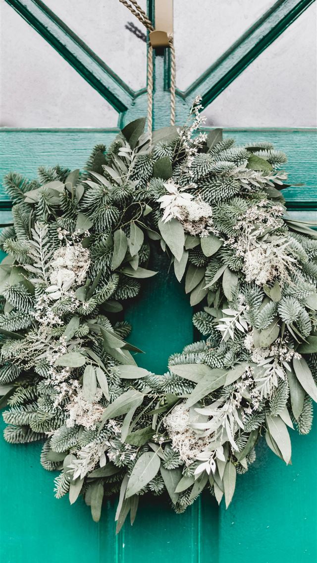 1290x2796 green leafy wreath hanging on door -  iphone 15 Wallpaper
