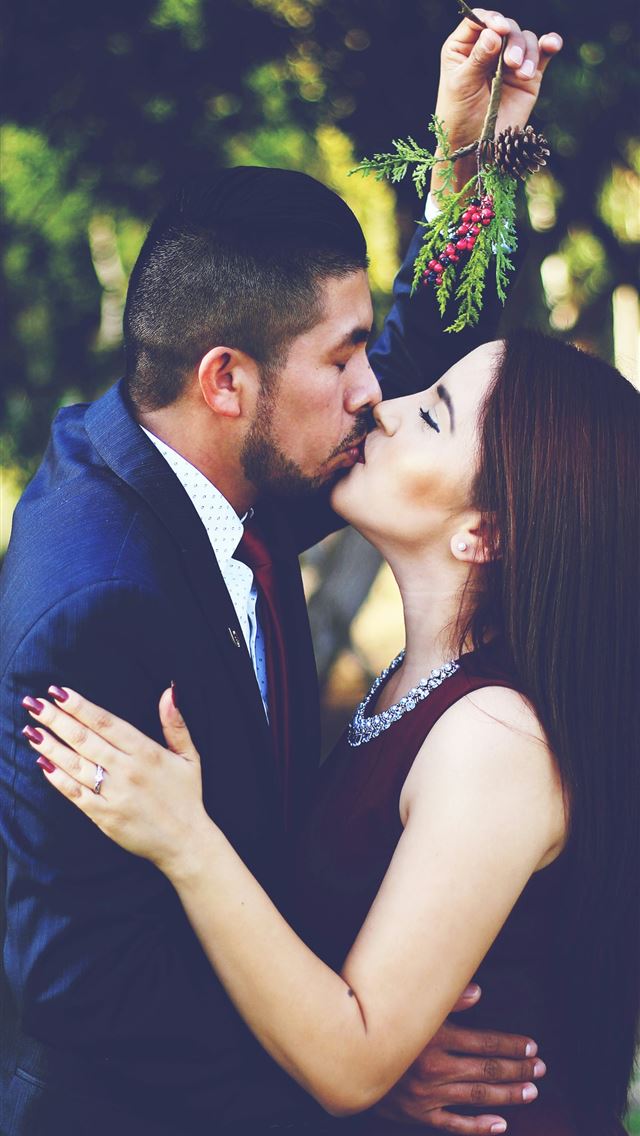 1290x2796 man and woman kissing near trees - love iPhone Wallpaper