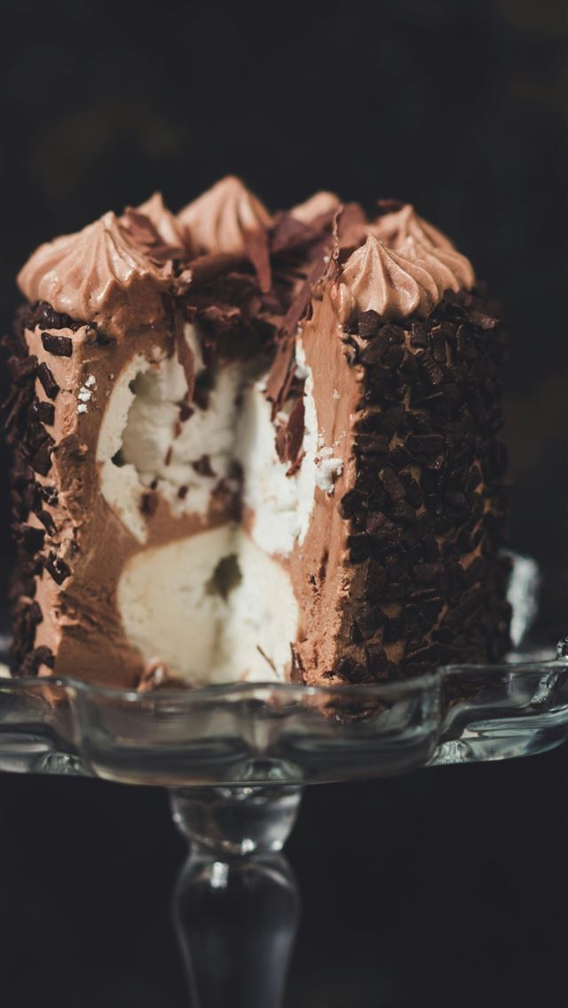 1290x2796 sliced chocolate vanilla cake on cake stand - christmas iPhone Wallpaper