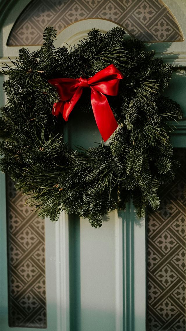 1290x2796 green wreath on door -  iphone 15 Wallpaper