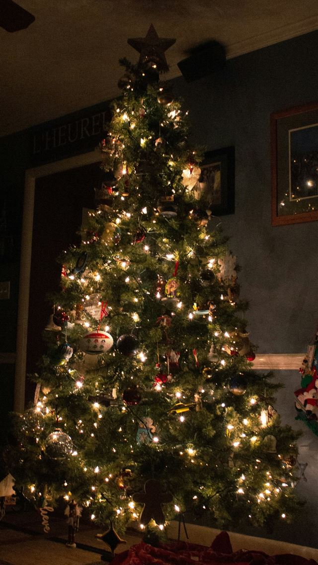 1290x2796 green christmas tree with string lights -  iphone 15 Wallpaper