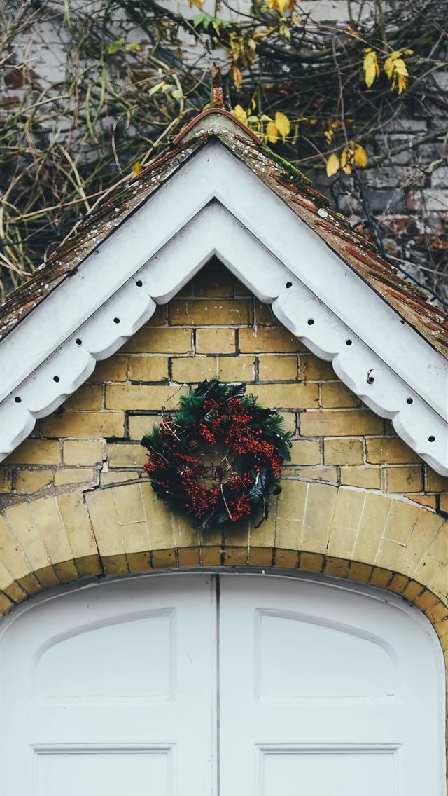 1290x2796 red flower wreath over door -  iphone 15 Wallpaper