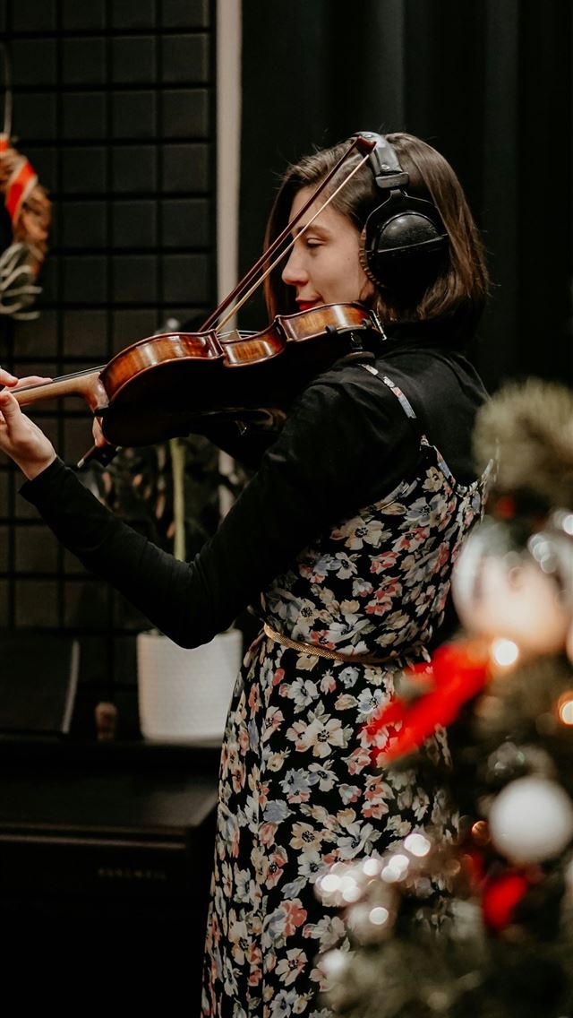 1290x2796 woman playing violin -  iPhone Wallpaper