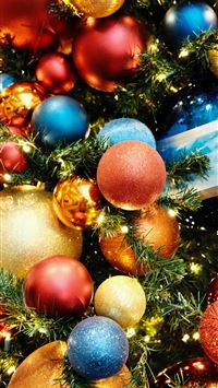 a tree with ornaments wallpaper