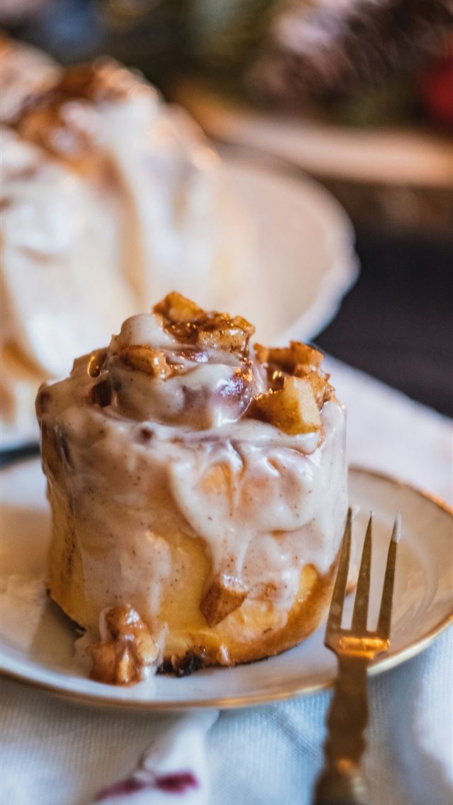 1290x2796 plate of cinnamon roll - christmas iPhone Wallpaper