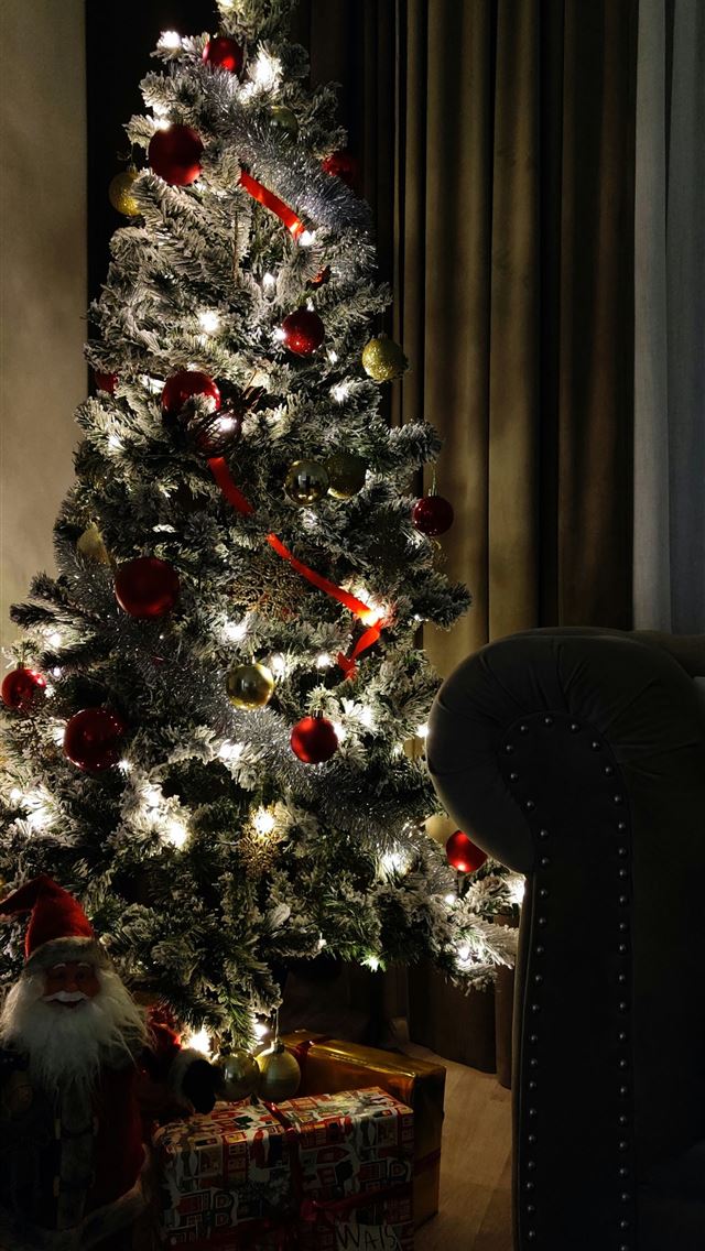 1290x2796 green and red Christmas tree -  iPhone Wallpaper