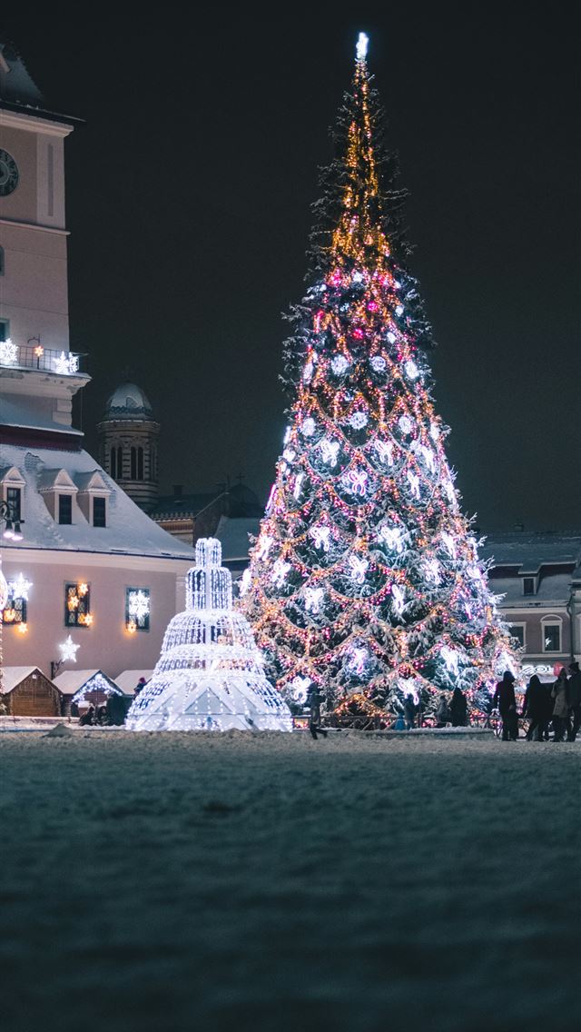 1290x2796 lighted giant Christmas tree -  iPhone Wallpaper
