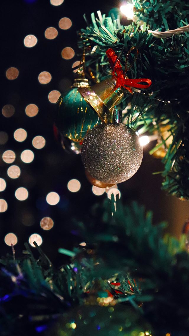 1290x2796 selective focus photography of gray bauble on Chri... -  iPhone Wallpaper