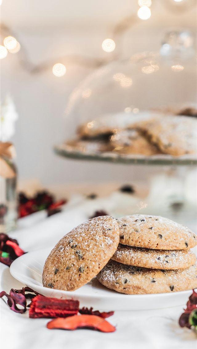 640x1136 four cookies on white plate -  iPhone Wallpaper