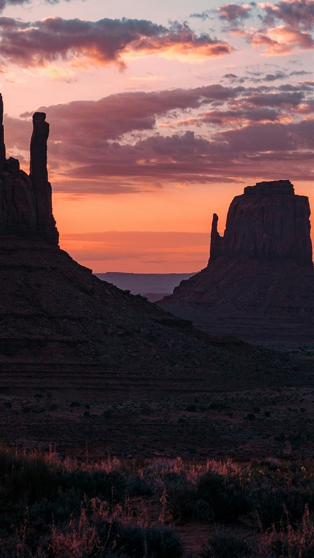 1290x2796 The sun is setting over the mountains in the deser... -  iPhone Wallpaper