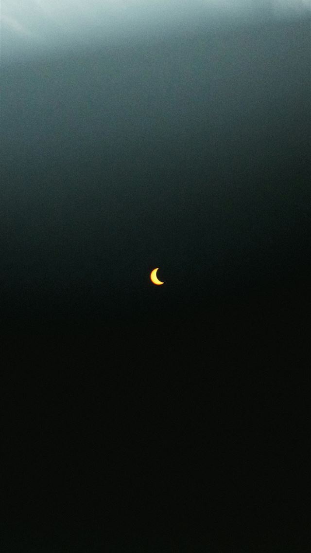 640x1136 the moon is shining in the dark sky -  iPhone Wallpaper