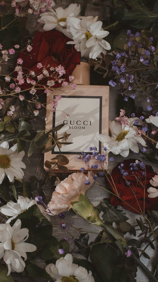 640x1136 a vase of flowers on a table -  iPhone Wallpaper