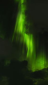 a very bright green light in the sky wallpaper