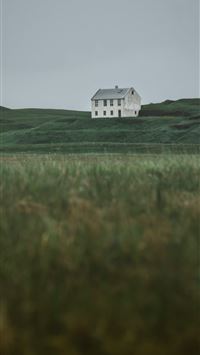 a white house in a field of green grass wallpaper
