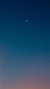 Crescent moon in a gradient twilight sky wallpaper