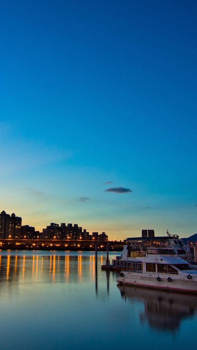 640x1136 Evening City lights - yacht iPhone Wallpaper