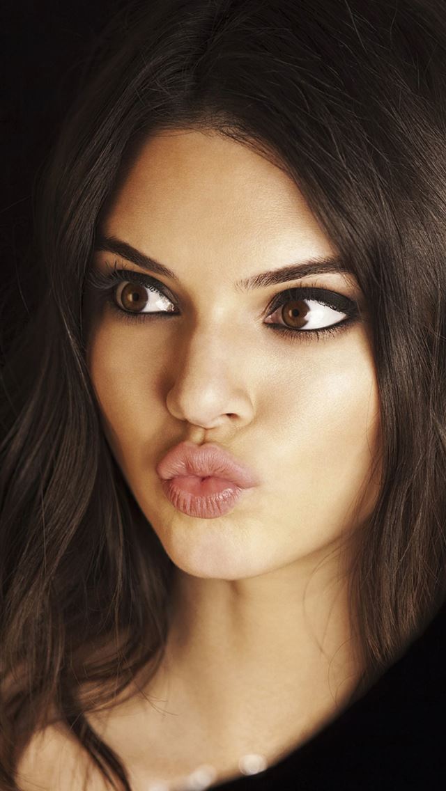 640x1136 kendall jenner taking selfie - kendall jenner iPhone Wallpaper