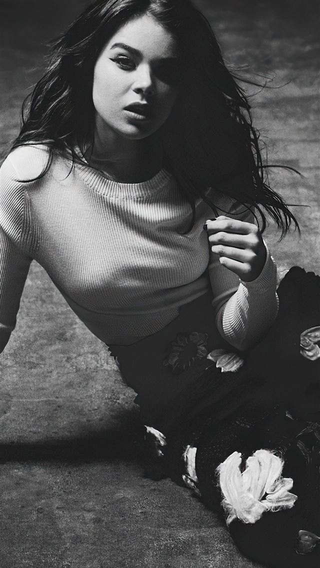 640x1136 hailee steinfeld monochrome 4k - monochrome iPhone Wallpaper
