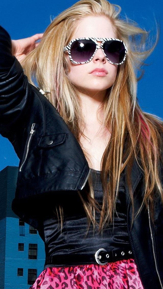 640x1136 Avril Lavigne Summer Look - glasses iPhone Wallpaper