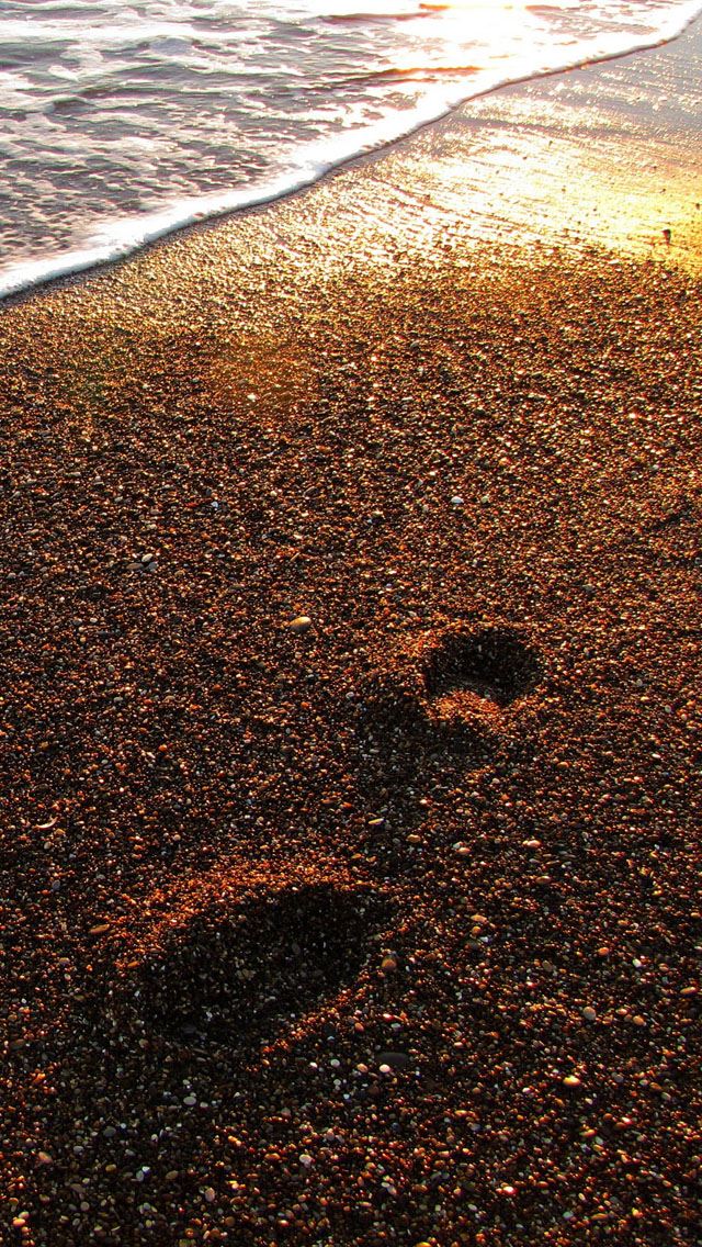 640x1136 Foot prints on the sand - sea iPhone Wallpaper