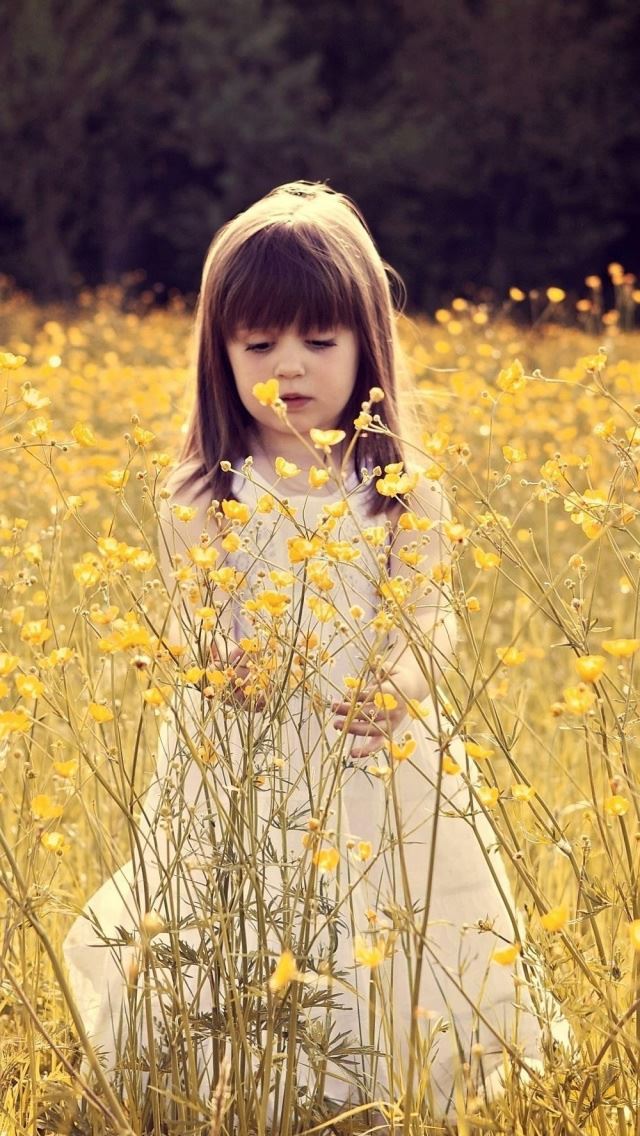 640x1136 Cute Child In A Flower Field -  iPhone Wallpaper