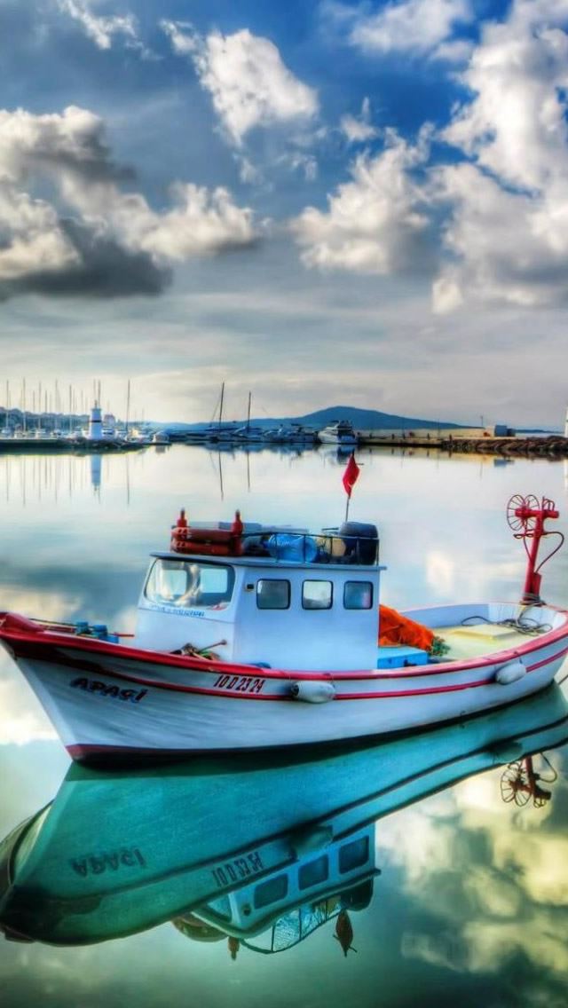 640x1136 Boats On Marina - lake iPhone Wallpaper