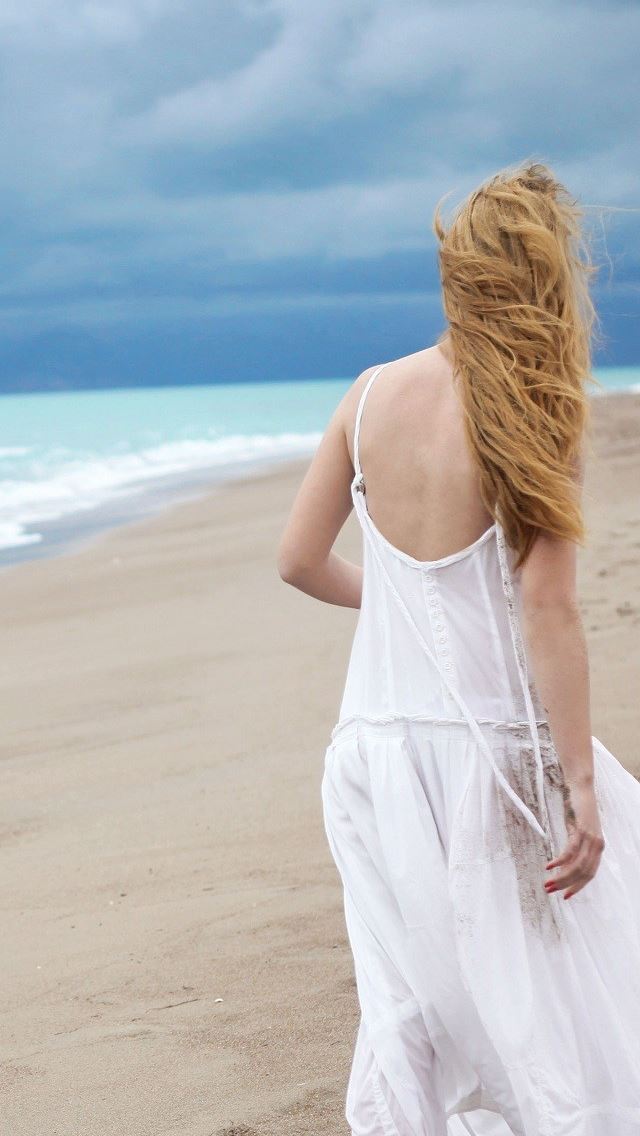 640x1136 girl in dress walking on the beach - girl iPhone Wallpaper