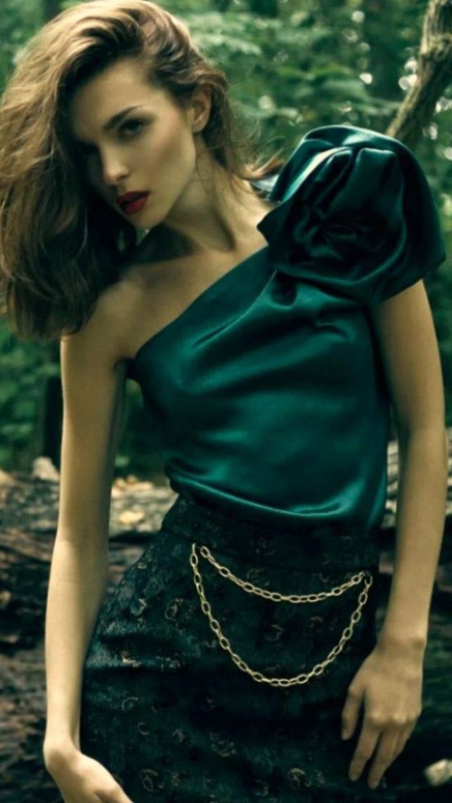 640x1136 Model In Green - belle iPhone Wallpaper