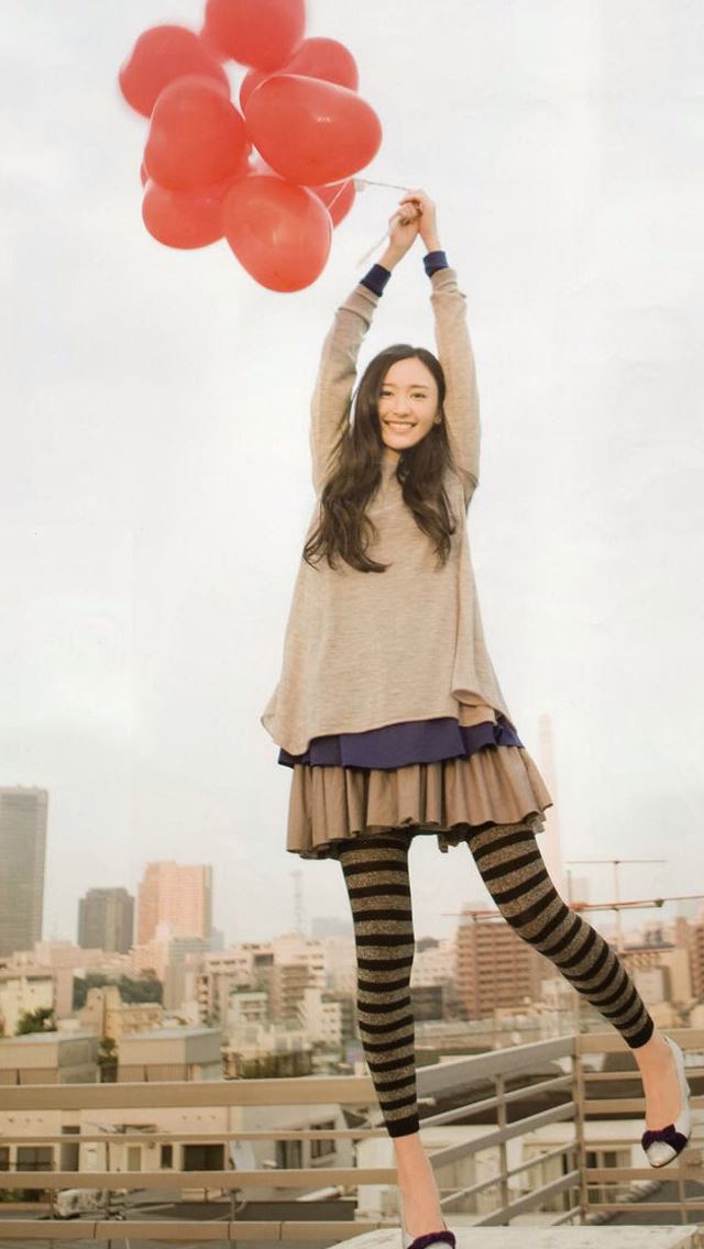 640x1136 The girl with the balloon - the iPhone Wallpaper