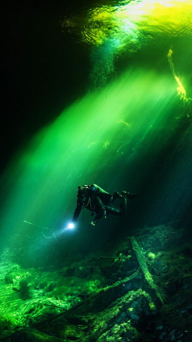 640x1136 Dive Under Water World -  iPhone Wallpaper