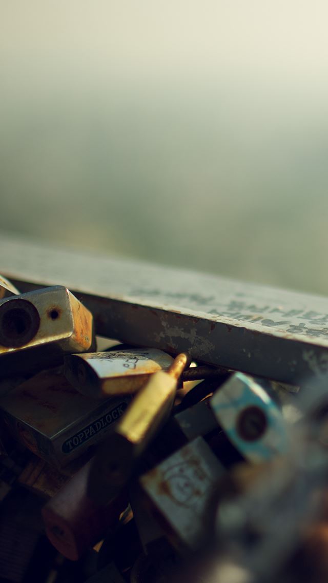 640x1136 Blurry Love Lock -  iPhone Wallpaper