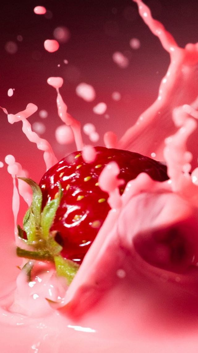 640x1136 Strawberry Fall Into Milk   -  iPhone Wallpaper