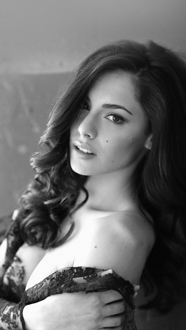 640x1136 Carlotta Maggiorana Model Dark Sexy - women iPhone Wallpaper