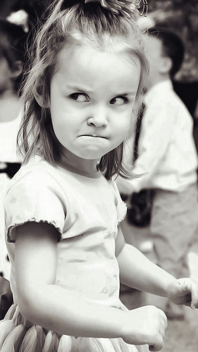 640x1136 Cute Angry Girl Expression Black And White - girl iPhone Wallpaper