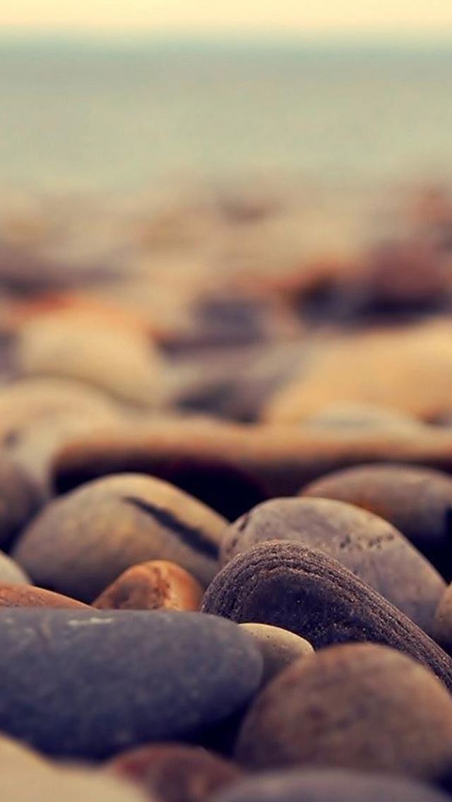 640x1136 Ocean Beach Pebble Rocks Blur - rocks iPhone Wallpaper