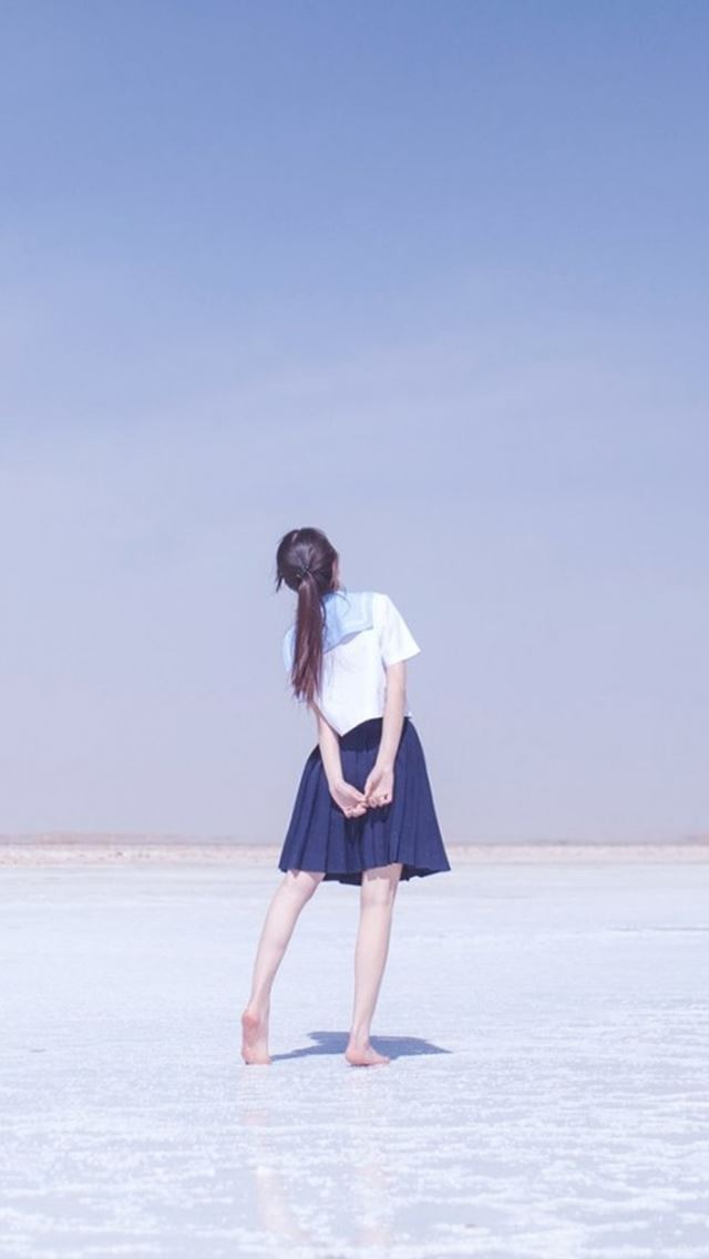 640x1136 Pure Clear Sunshine Girl Back Ocean Beach - clear iPhone Wallpaper