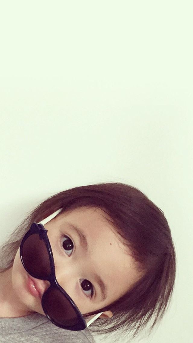 640x1136 Cute Lovely Sweet Girl Wearing Glass Simple - head iPhone Wallpaper
