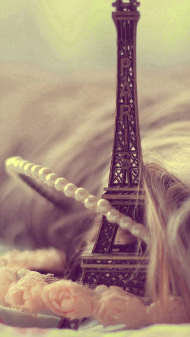 640x1136 Eiffel Tower Keychain Miniature - blonde iPhone Wallpaper