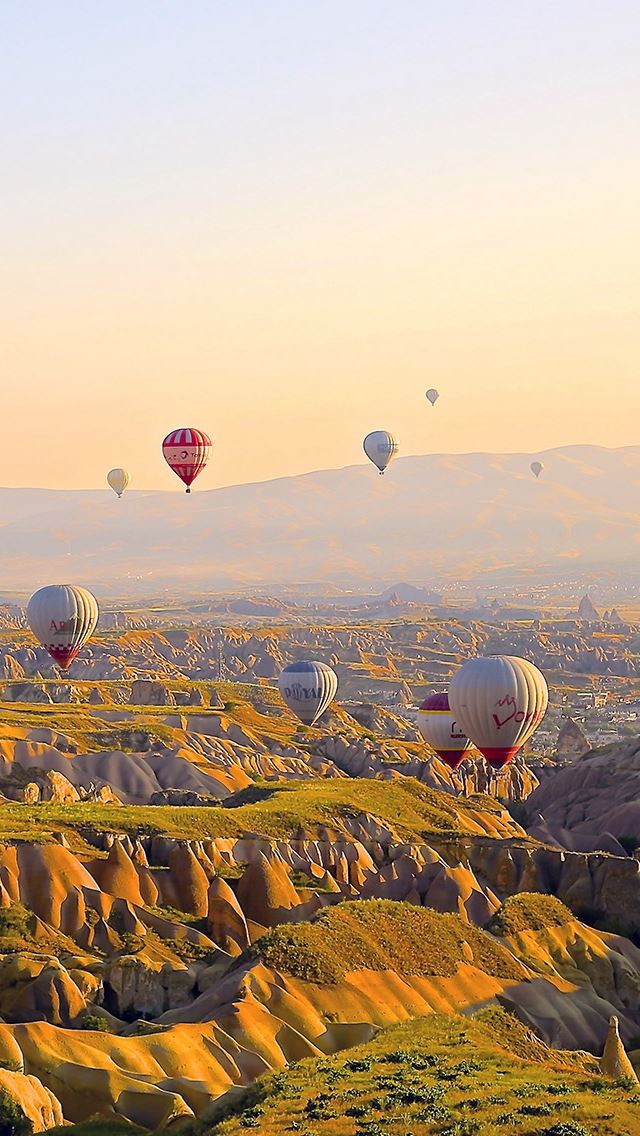 640x1136 Hot Air Balloons Travel Mountain - fantasy iPhone Wallpaper