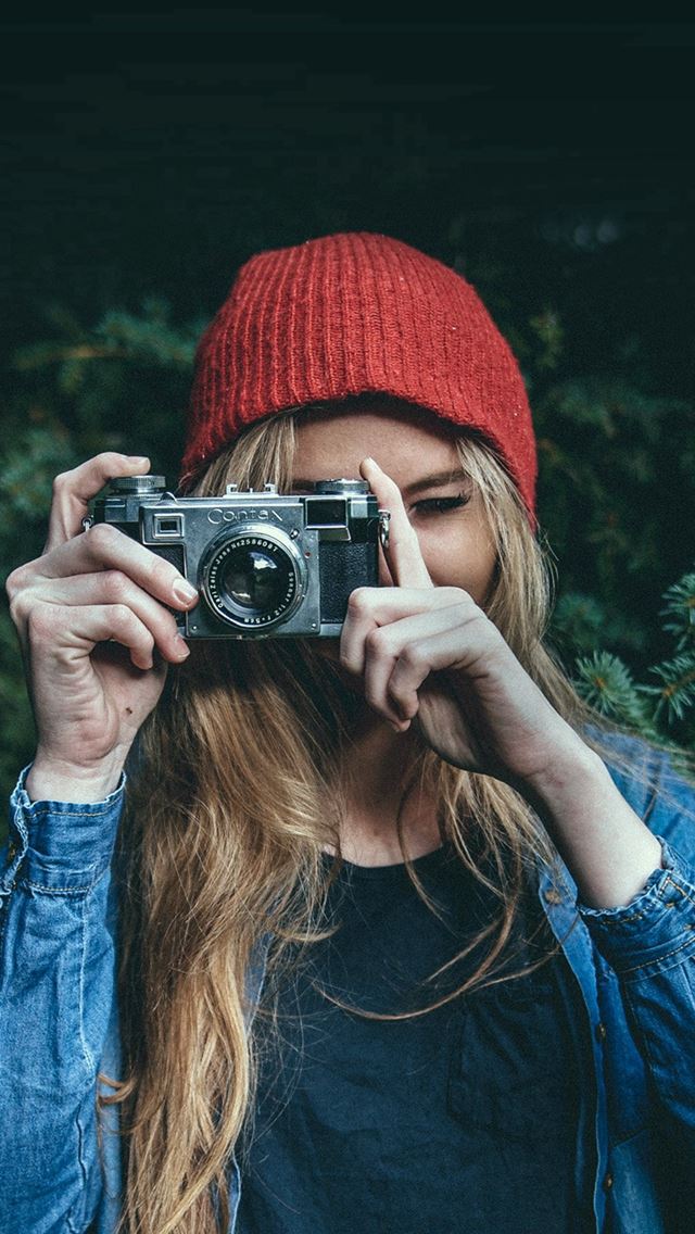 640x1136 Photo Taking Girl Green Cute - sweet iPhone Wallpaper