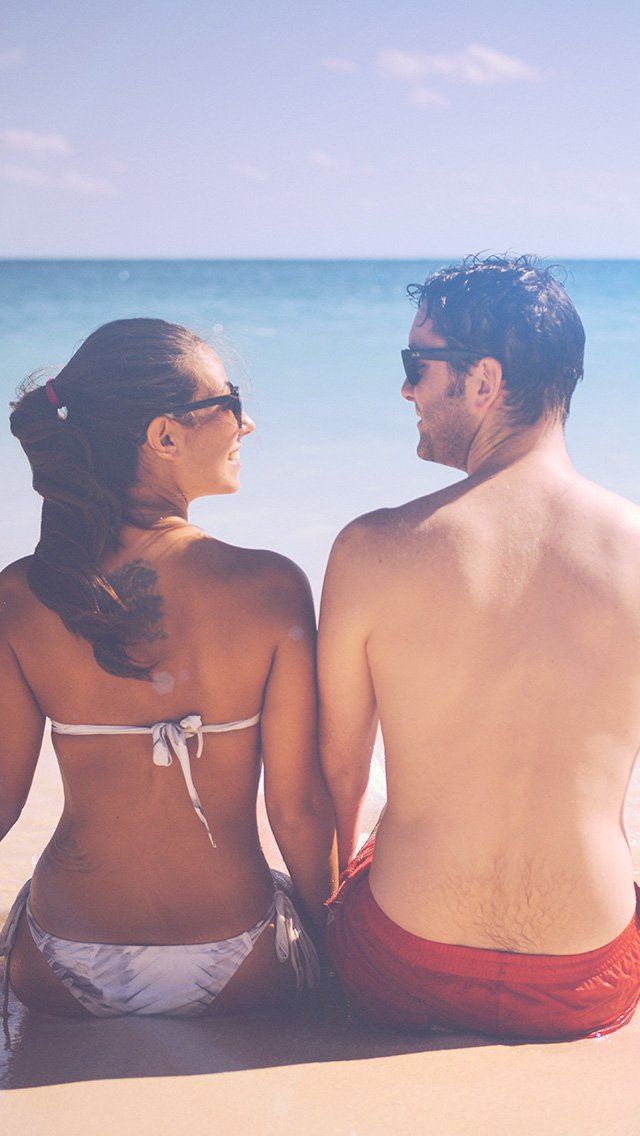640x1136 Sea Man Beach Girl Vacation Nature - lovers iPhone Wallpaper