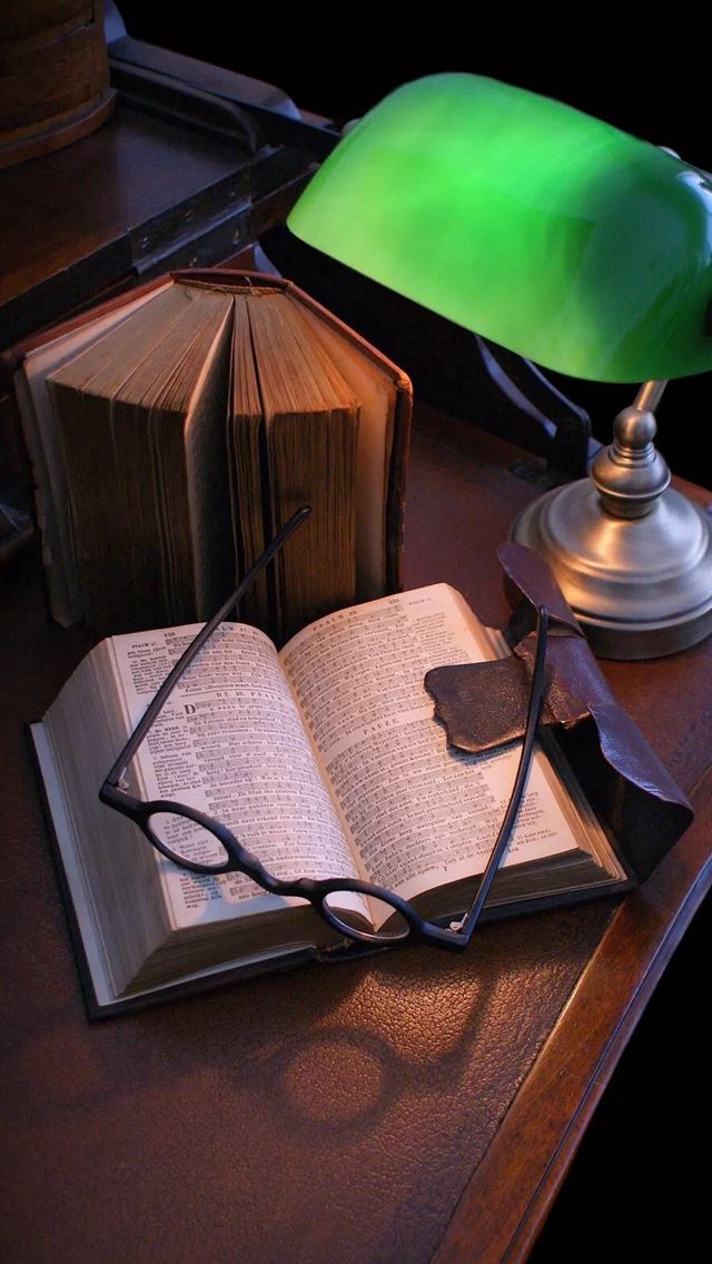 640x1136 Static Book Color Work Desk - table iPhone Wallpaper