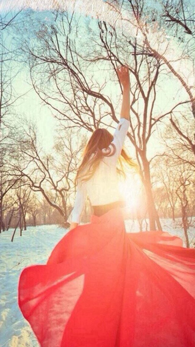 640x1136 Sunshine Snowy Field Happy Girl Back - woods iPhone Wallpaper